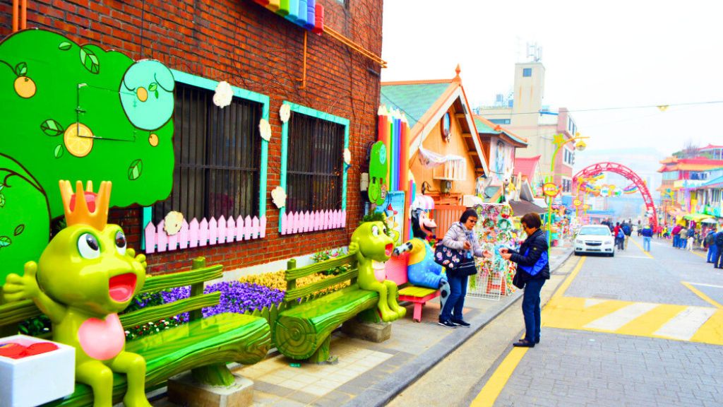 Tham quan Làng bích họa Songwol-dong đầy màu sắc