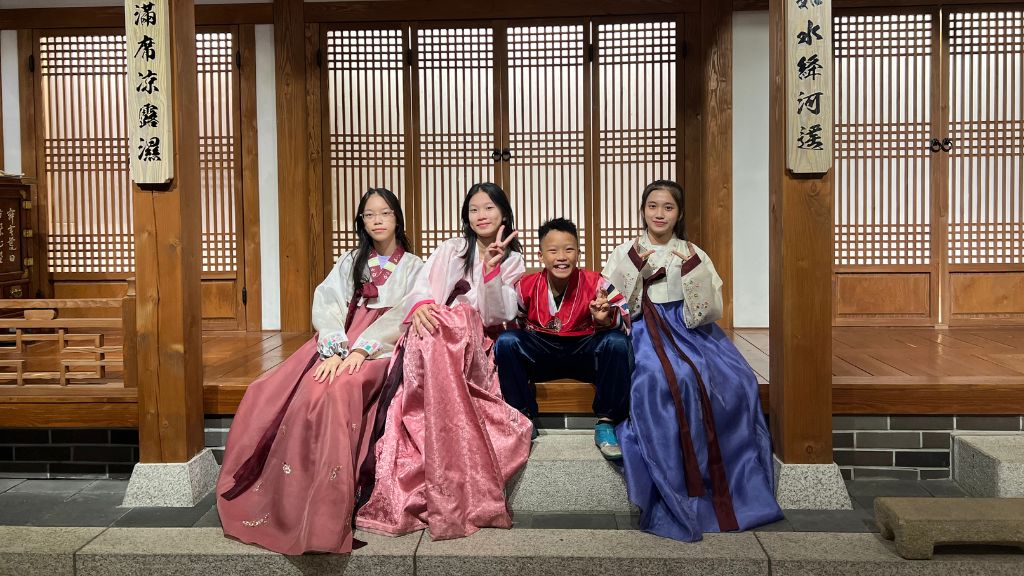 Du khách BestPrice trong trang phục Hanbok truyền thống