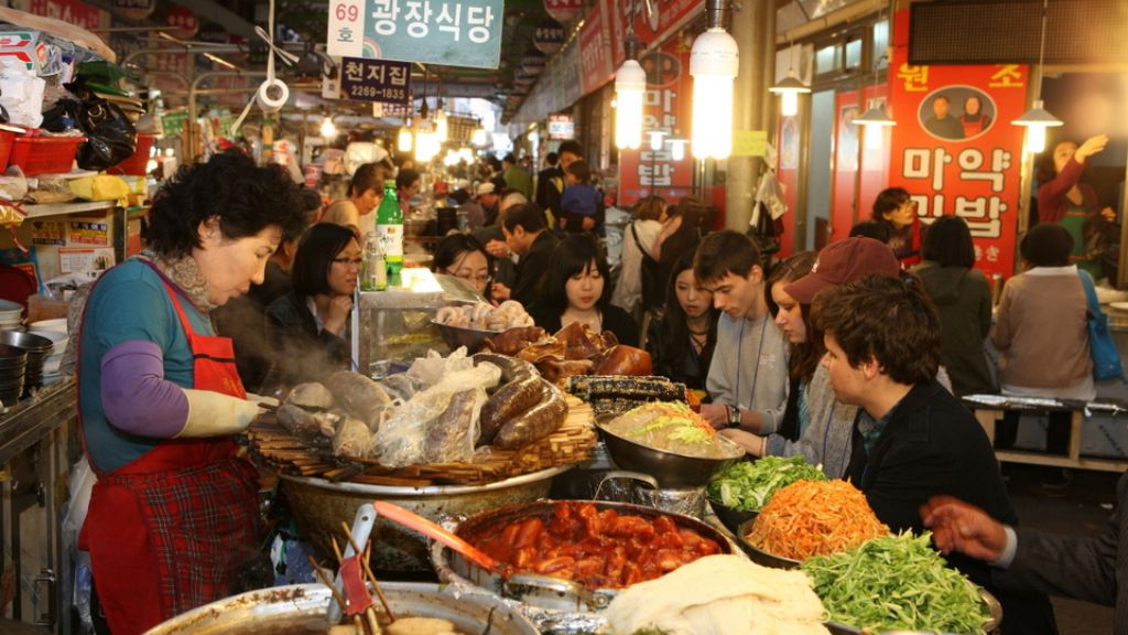 Thưởng thức ẩm thực tại Chợ đêm Dongdaemun