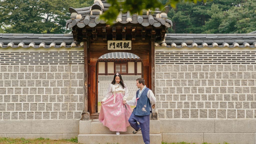 Trải nghiệm mặc Hanbok chụp hình tại Cảnh Phúc Cung
