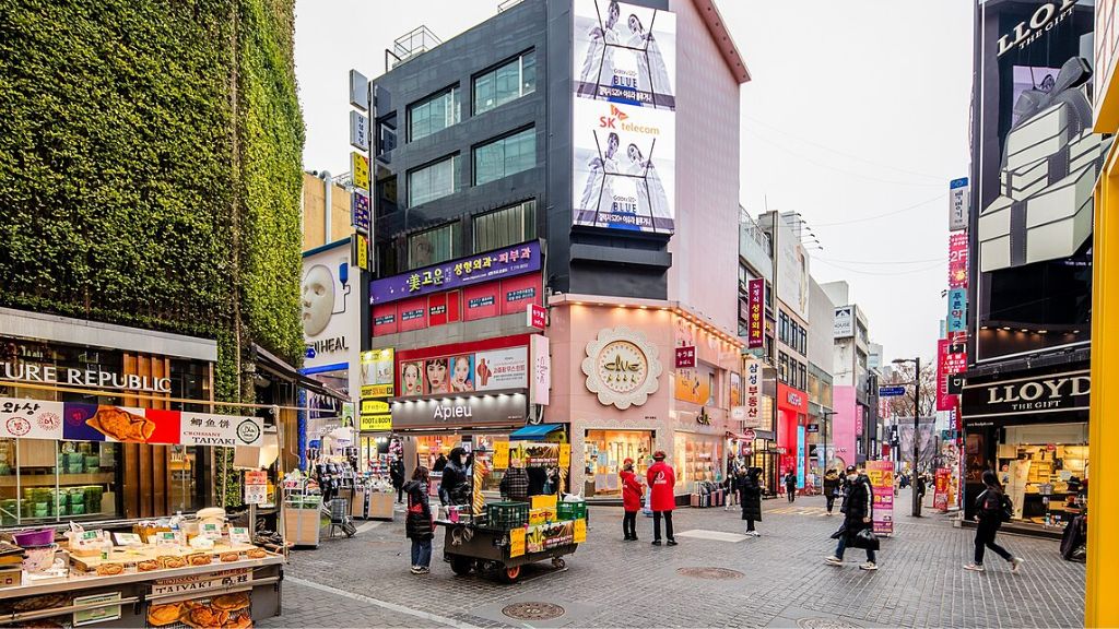 Đoàn tự do mua sắm tại khu phố Myeongdong