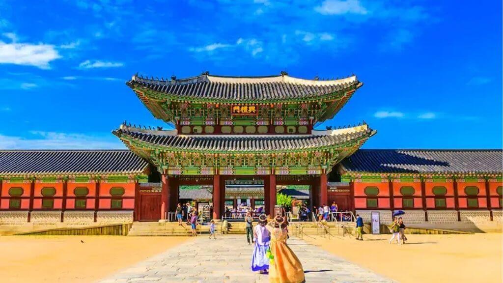 Cung điện Gyeongbok - nơi thu hút hàng ngàn khách du lịch mỗi năm
