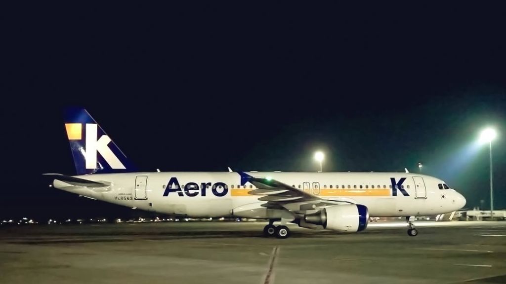 Đoàn di chuyển trên chuyến bay của hãng hàng không Aero K Airlines