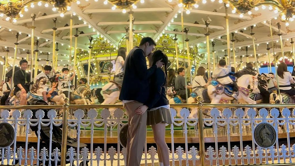 Du khách check in tại Lotte World (Nguồn  @devxnitly)