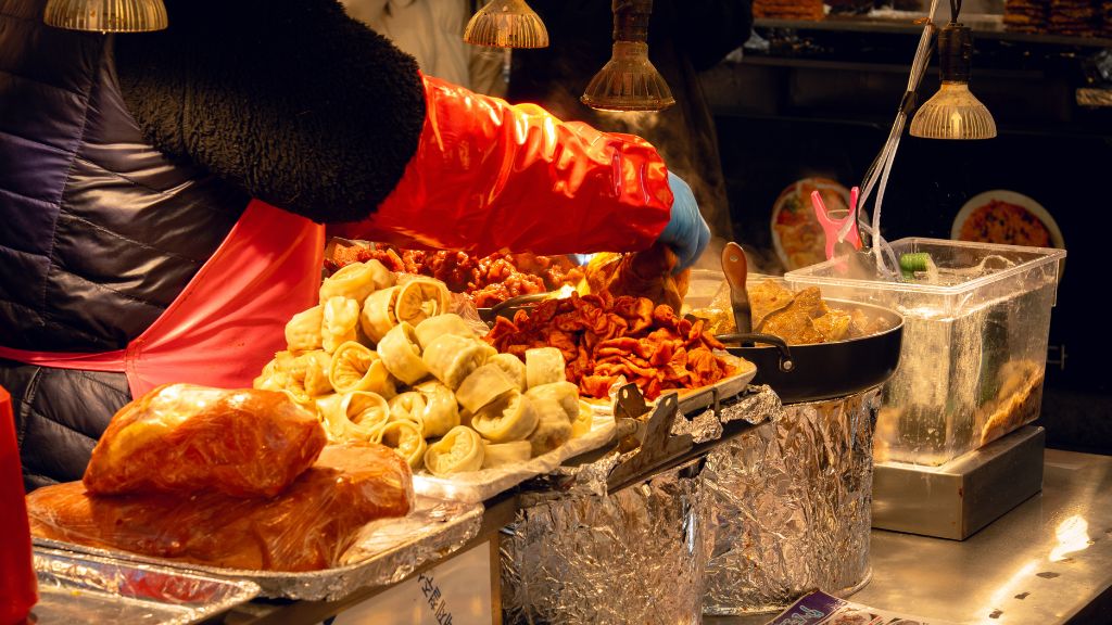 Những món ăn vặt đường phố trên phố Myeongdong