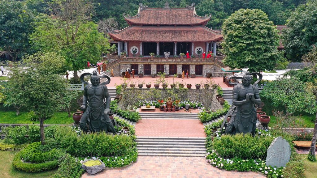 Pho tượng Hộ Pháp Kim Cang khổng lồ dẫn vào chùa