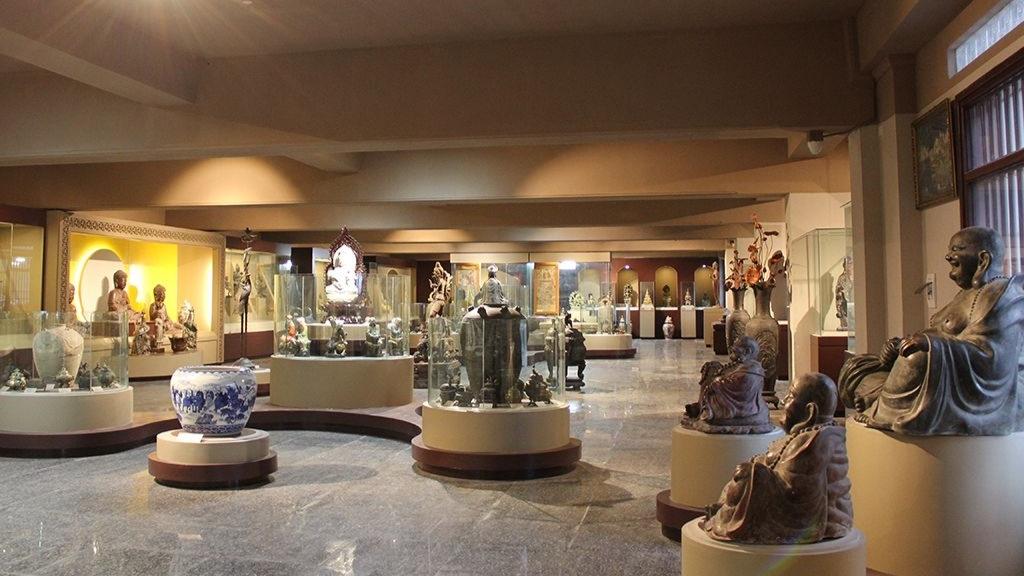 Tham quan bảo tàng Văn hóa Phật Giáo,  nơi trưng bày hơn 500 hiện vật quý hiếm của Phật giáo