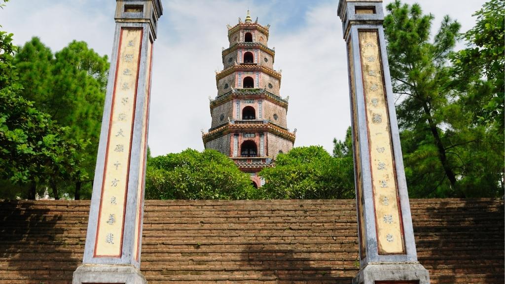 Hành hương cầu bình an tại chùa Thiên Mụ trong tour HCM - Đà Nẵng - Hội An - Huế - Động Phong Nha