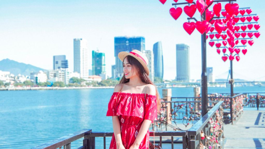 Đắm chìm trong khung cảnh lãng mạn tại Cầu tình yêu trong tour du lịch Đà Nẵng - Huế
