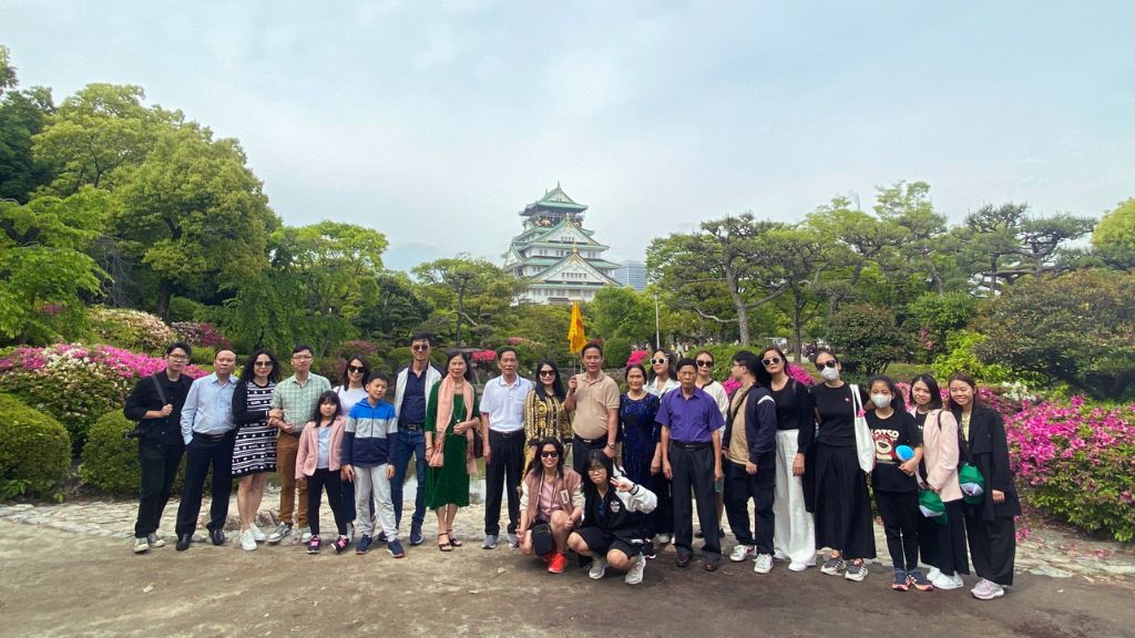 Đoàn khách check in tại lâu đài Osaka