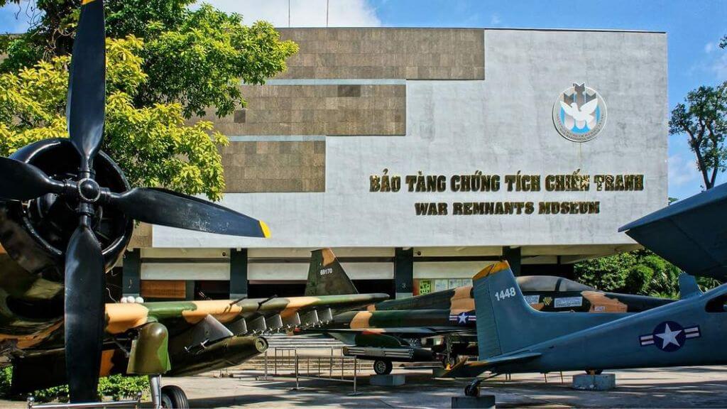 Đoàn tham quan bảo tàng Chứng tích Chiến Tranh