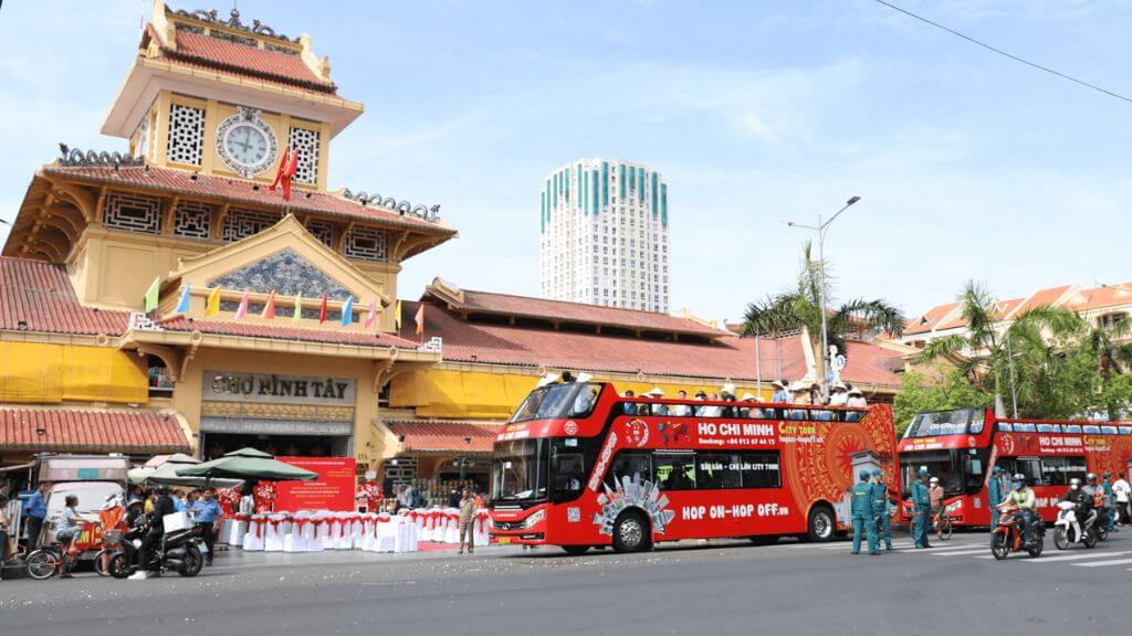 Du khách tham quan Chợ Lớn