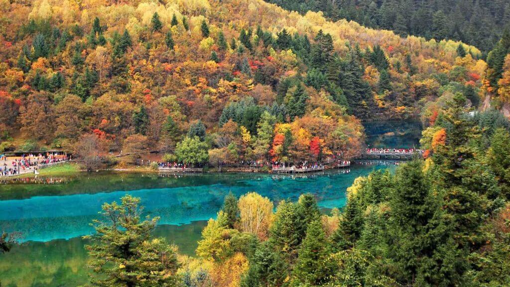 Hồ Trường Hải nổi bật với làn sóng nước xanh trầm và những dãy núi phủ tuyết xung quanh