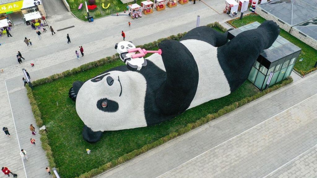 Tham quan tại Quảng Trường Ngưỡng Thiên Oa nơi có bức tượng chú gấu trúc khổng lồ tên Selfie Panda