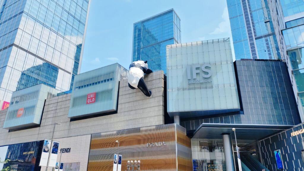 Trung tâm thương mại IFS con phố thương mại vô cùng nhộn nhịp, có hơn 700 cửa hàng