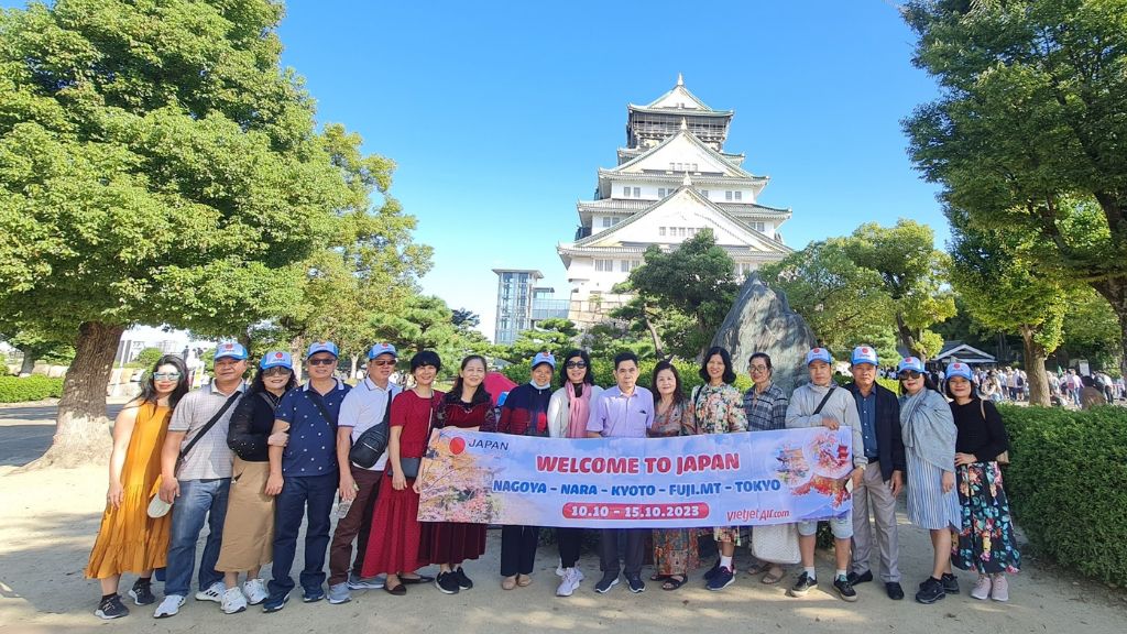 Đoàn khách check in tour Nhật Bản mùa thu