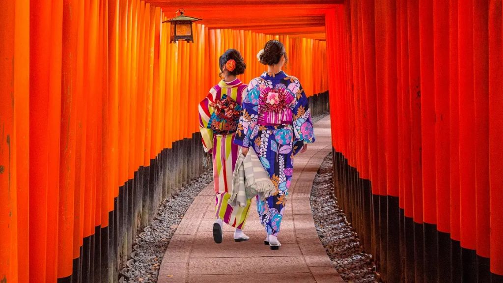 Du khách mặc Kimono dạo bước đền Fushimi Inary