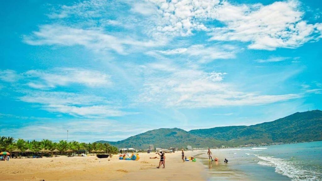 Tắm biển Mỹ Khê thỏa thích