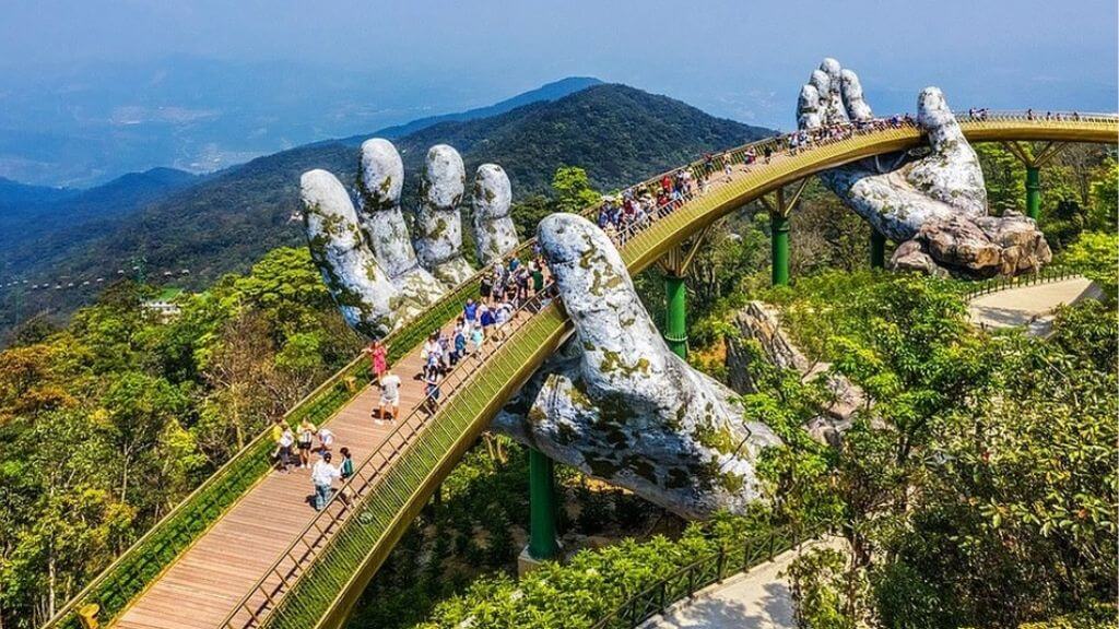 Check in tại cầu Vàng nổi tiếng