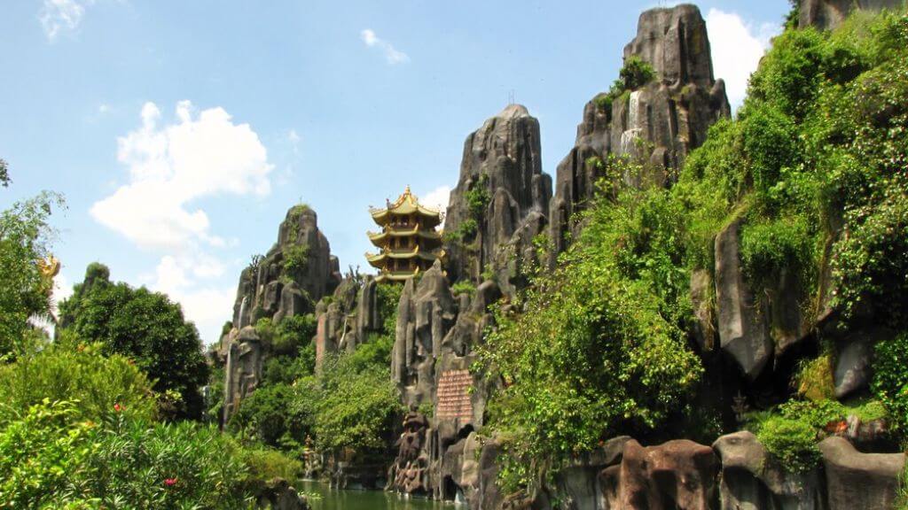 Đoàn chinh phục Ngũ Hành Sơn