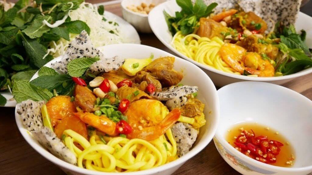 Đoàn tự do thưởng thức ẩm thực trong tour miền Trung