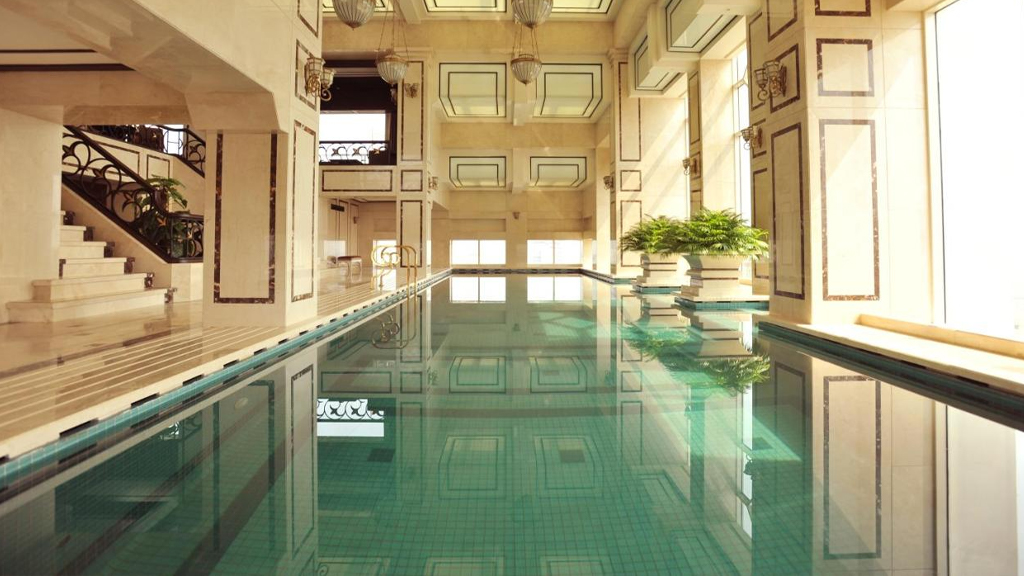 Bể bơi trong nhà khách sạn Eldora 4 sao