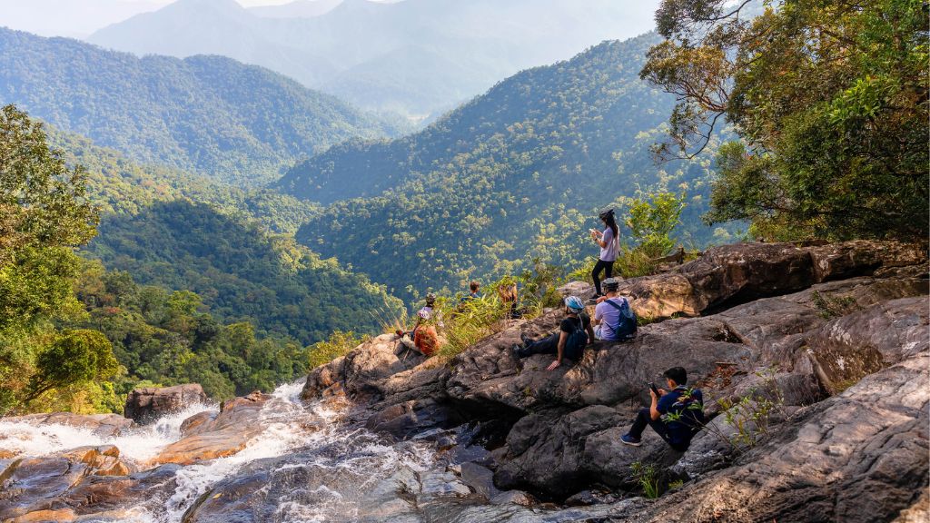 Khách du lịch Đà Nẵng leo lên đỉnh thác Đỗ Quyên