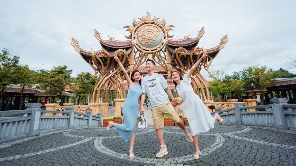 Check-in thỏa thích tại làng Pháp trong tour du lịch Đà Nẵng