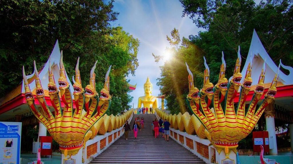 Ngôi chùa Wat Phra Yai  nổi tiếng với tượng Phật cao hơn 18m