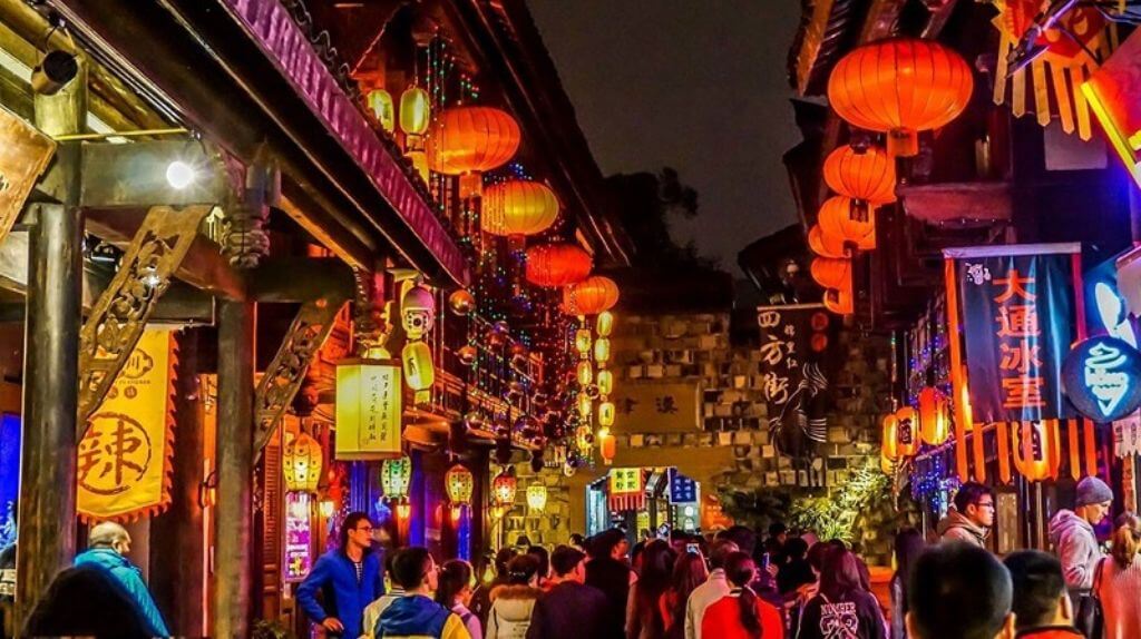 Phố Cẩm Lý nhộn nhịp
