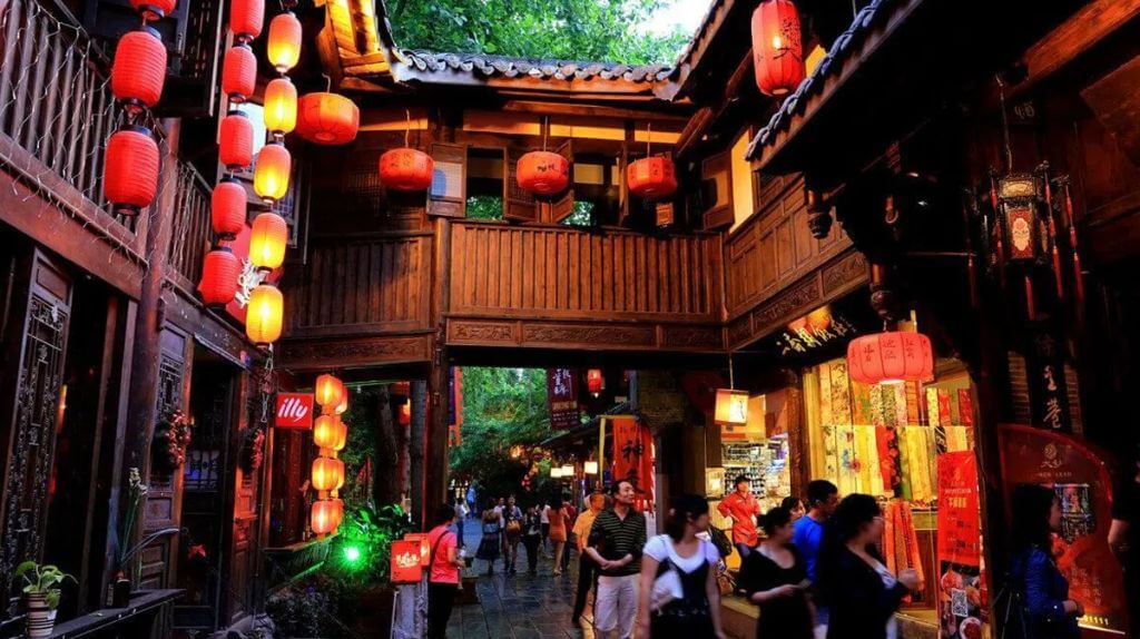 Quý khách tham quan Phố Cẩm Lý