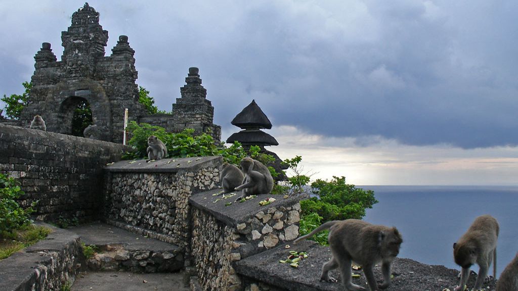 Tour Indonesia tham quan Đền Uluwatu