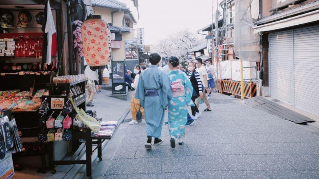 Du khách mặc Kinomo dạo bước trên phố Tokyo