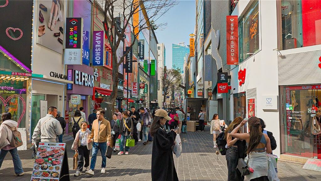 Đi dạo tại khu phố Myeongdong dưới thời tiết se lạnh