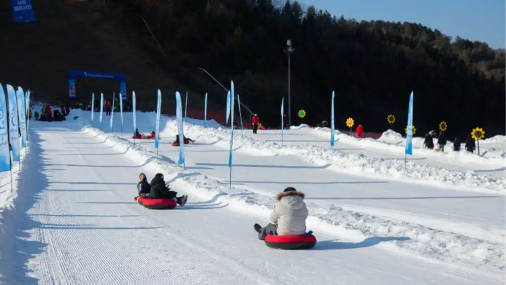 Du khách tham gia trượt tuyết tại Elysian