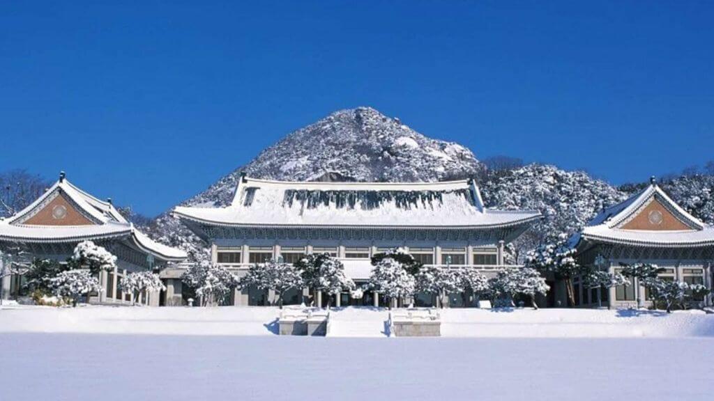 Nhiều du khách chụp ảnh tại Nhà Xanh (The Blue House)