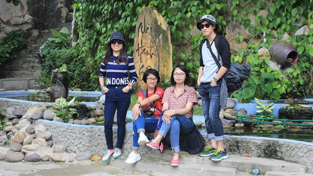 Khách du lịch Đà Nẵng check in tại Ngũ Hành Sơn