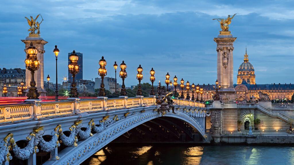 Cầu Alexandre III    cây cầu được xem là lộng lẫy nhất Paris,