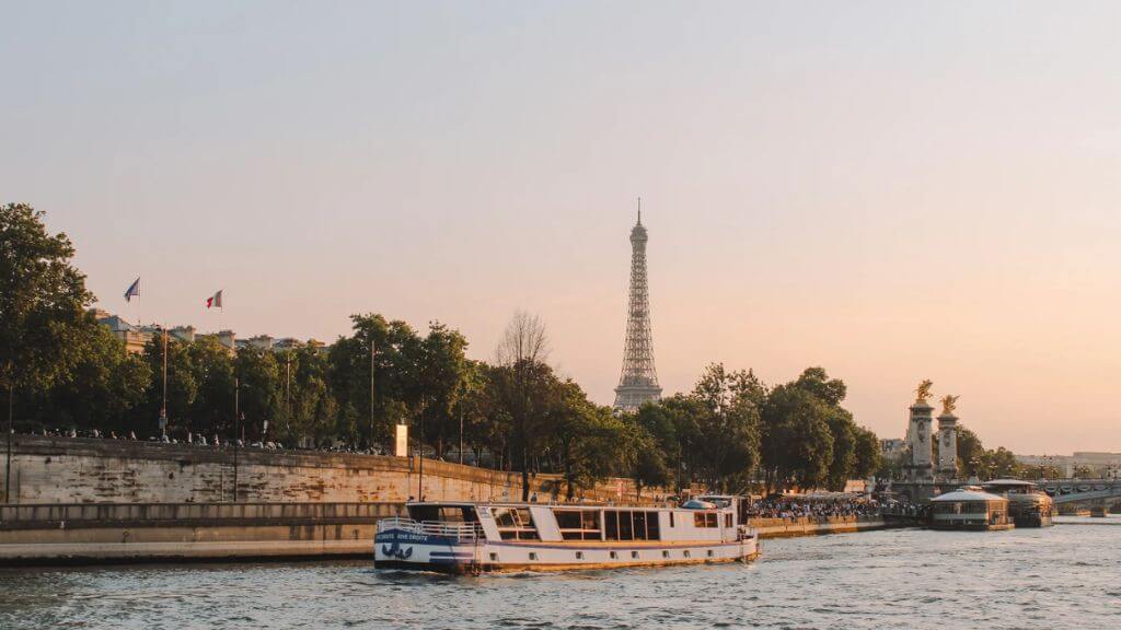 Du khách tản bộ dọc bờ sông Seine