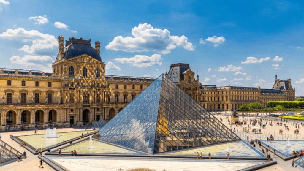Quảng trường Louvre