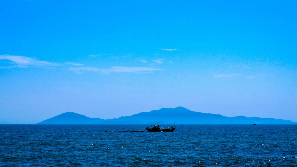 Biển trong xanh tại đảo