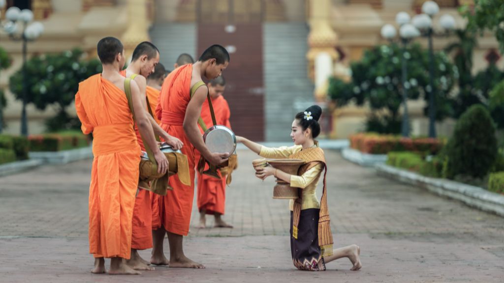 Sư tăng khất thực nét văn hóa độc đáo ở Lào