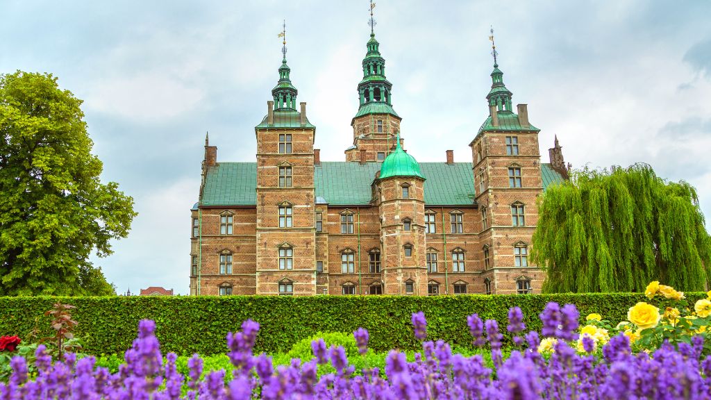 Khám phá Lâu đài Rosenborg viên ngọc cổ kính giữa lòng Copenhagen