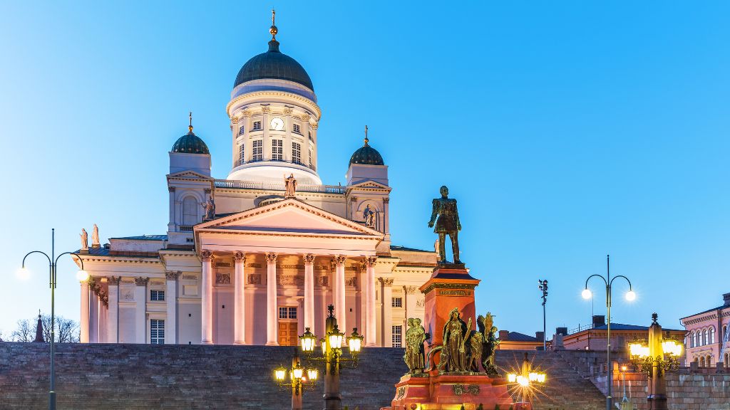 Quảng trường Thượng viện Senate Square trái tim cổ kính của Helsinki