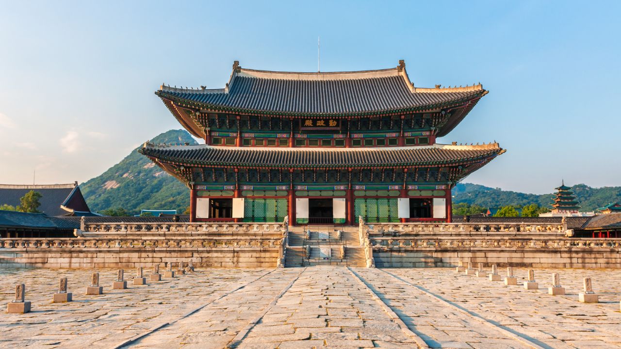 Cung điện Gyeongbok cổ kính giữa lòng Seoul phồn hoa