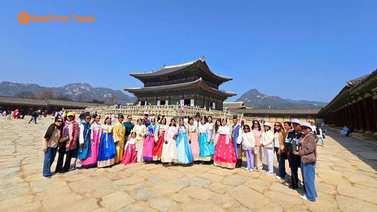 Đoàn check in tại Cung điện Gyeongbok trong tour du lịch Hàn Quốc cùng BestPrice Travel