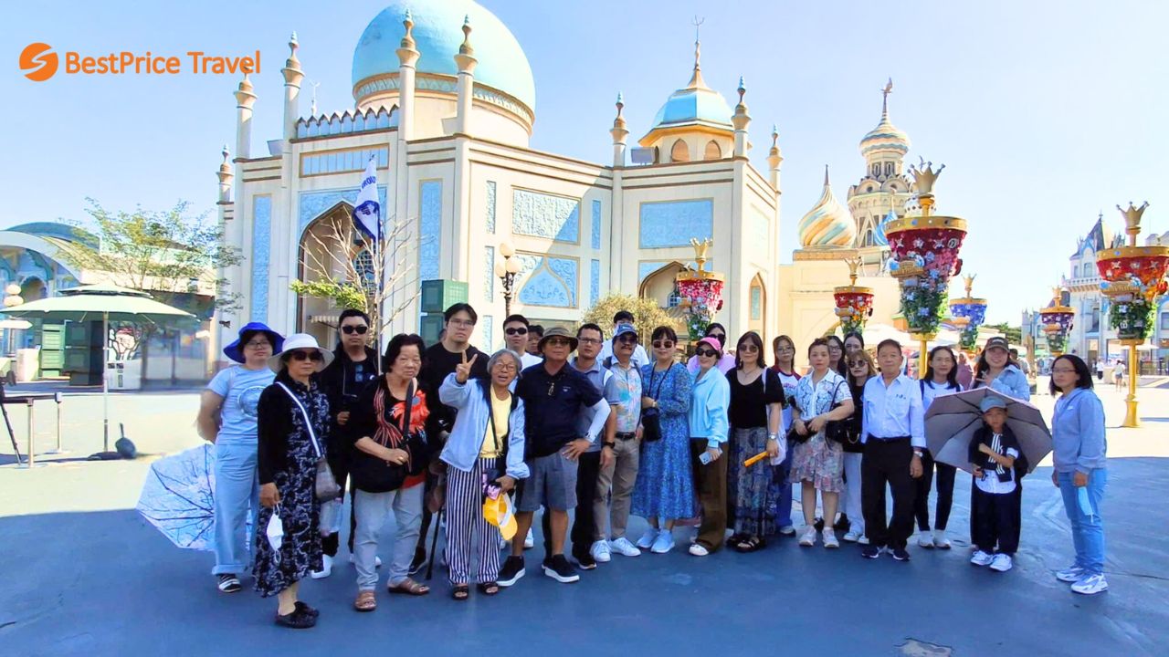 Đoàn khách BestPrice Travel check in Công viên giải trí Everland