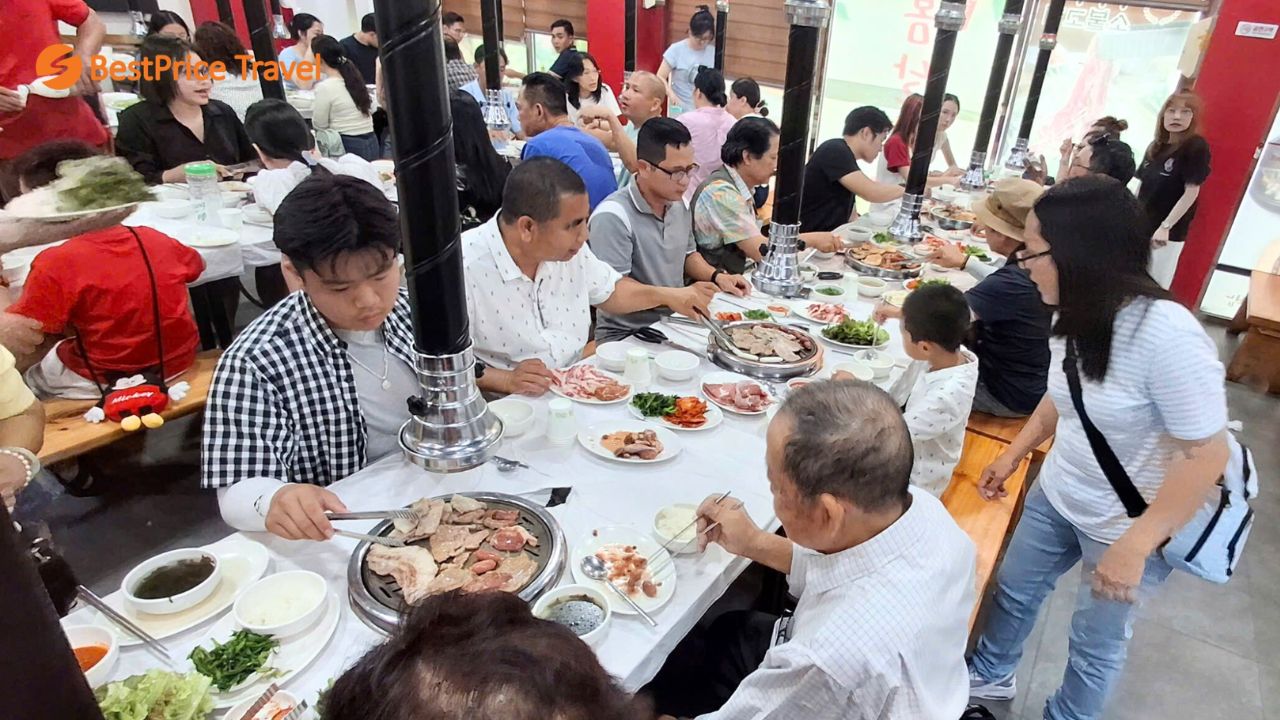 Đoàn thưởng thức thịt nướng trong tour du lịch Seoul   Nami cùng BestPrice Travel