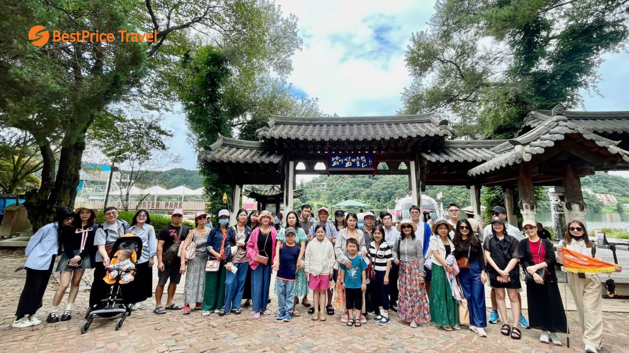 Du khách check in đảo Nami trong tour Seoul - Nami cùng BestPrice Travel
