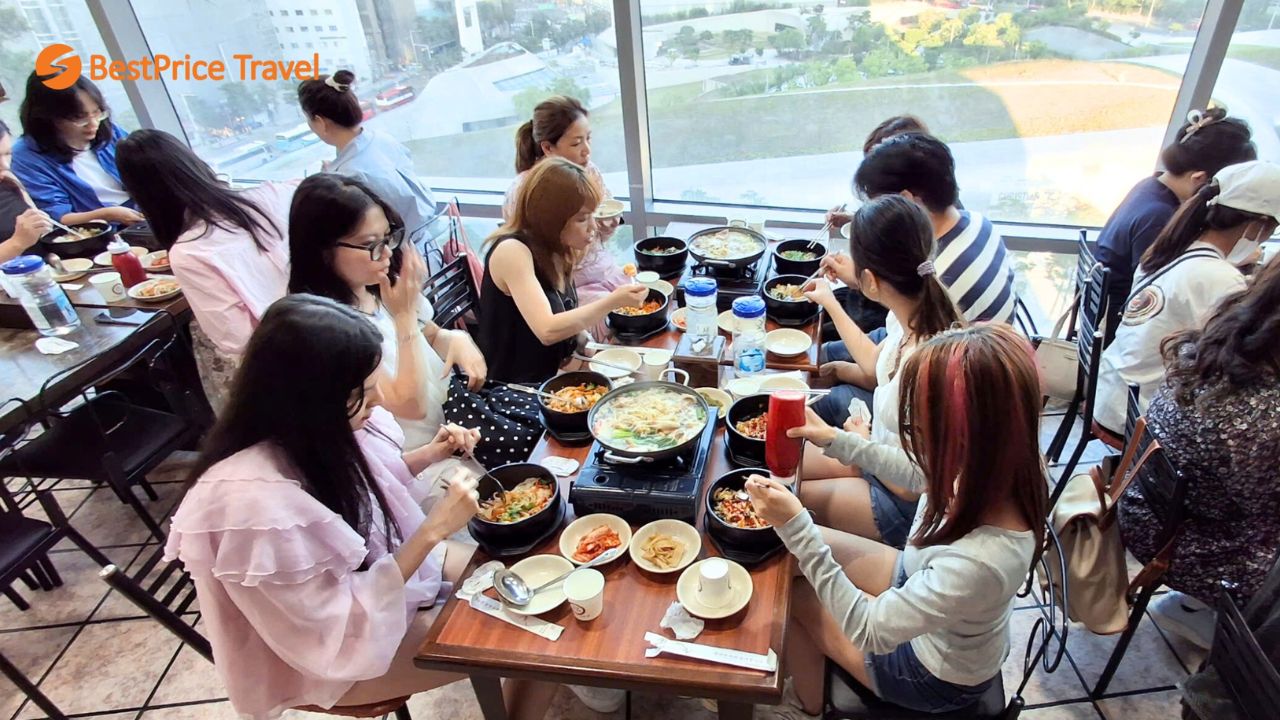 Du khách thưởng thức bữa trưa chuẩn vị Hàn Quốc trong tour Seoul   Nami